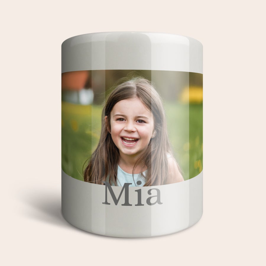 Sparebøsse til Konfirmation med billede og tekst Personlig keramisk sparebøsse med trykt foto af smilende pige og navnet "Mia", perfekt til penge til konfirmanden.