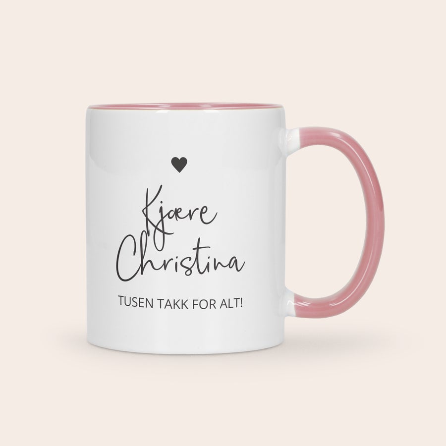 Fargerikt kopp Hvit farget kopp med rosa innside og håndtak, trykt med teksten "Kjære Christina" og "Tusen takk for alt!"