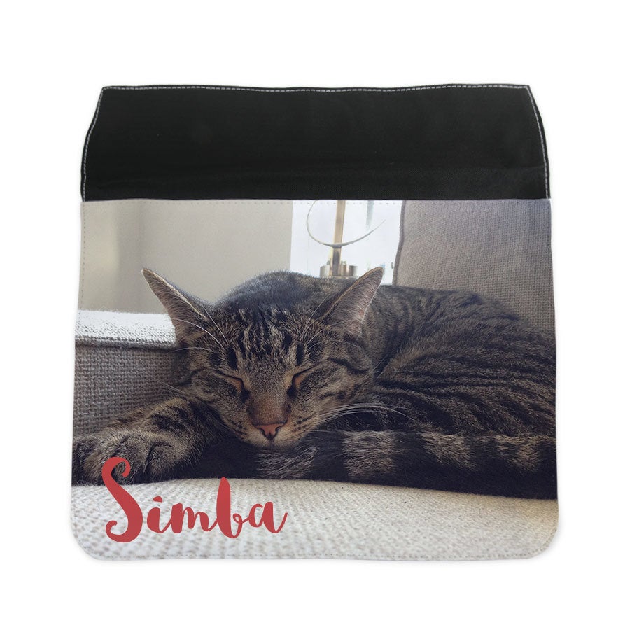 Ekstra cover til taske med et personligt foto af en sovende kat og navnet Simba i rød skrift, fuldfarvetryk.