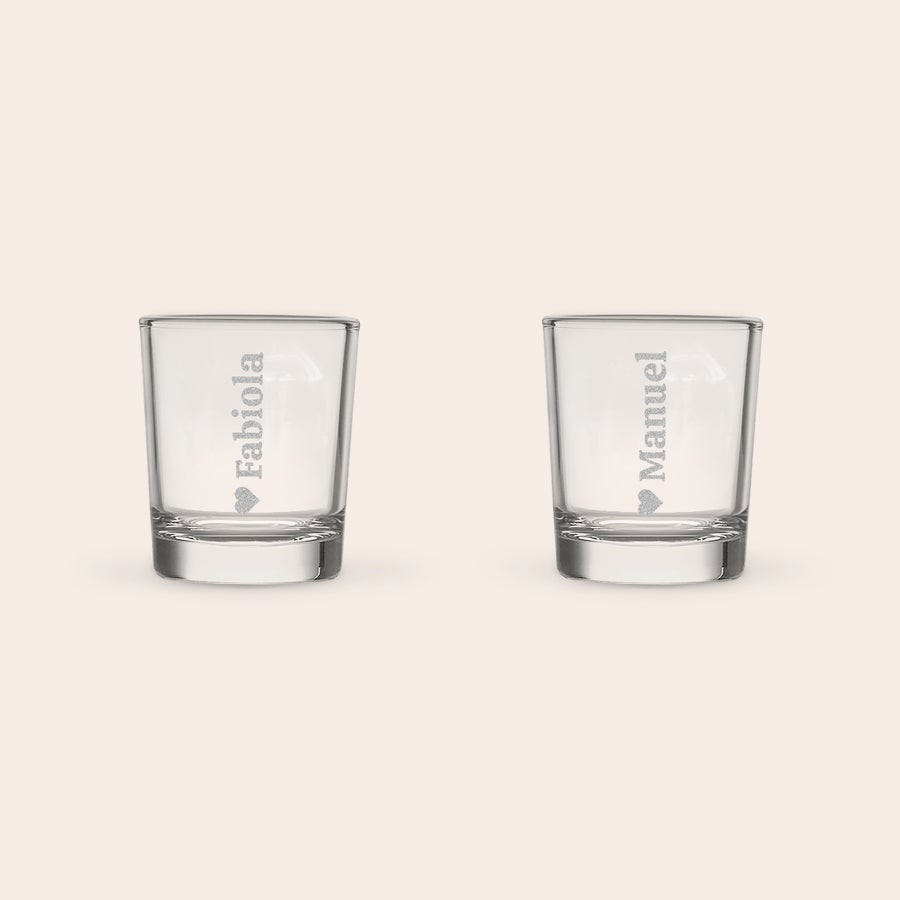 Shotglass To graverte shotglass, ett med navnet Fabiola og ett med navnet Manuel, begge med et hjerte.