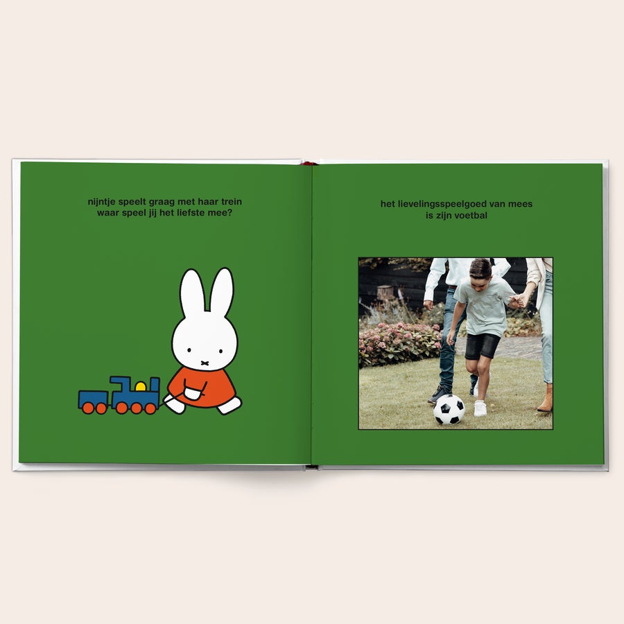 nijntje fotoboek met naam - familie en vriendjes Dit nijntje boek tovert een lach op het gezicht van jouw kindje met persoonlijke fotos en tekst, inclusief een foto van een jongen die voetbalt.
