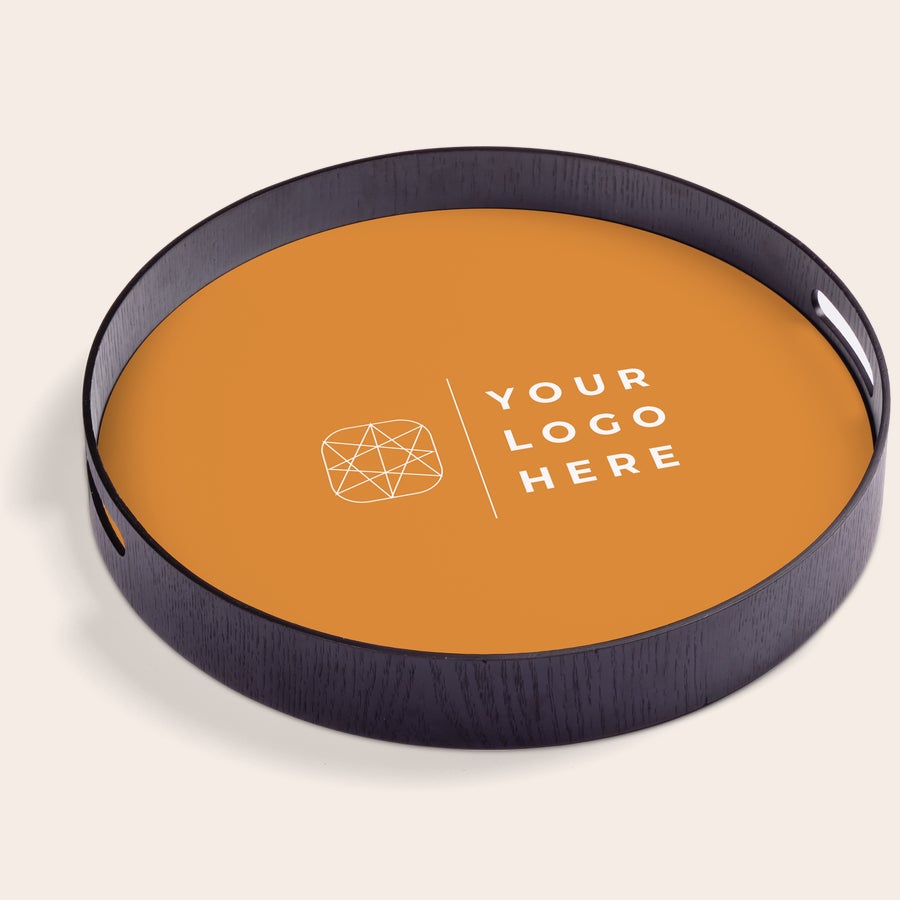 Plateau rond personnalisé Plateau rond personnalisé avec un logo imprimé "YOUR LOGO HERE" sur fond orange, idéal pour le petit déjeuner.