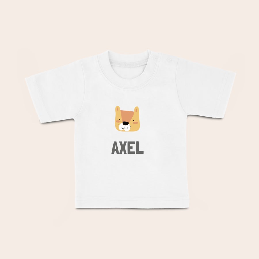 T shirt bébé personnalisé T-shirt bébé blanc imprimé avec visage de lion et nom AXEL. Votre petit bout de chou sera super stylé avec ce t-shirt.