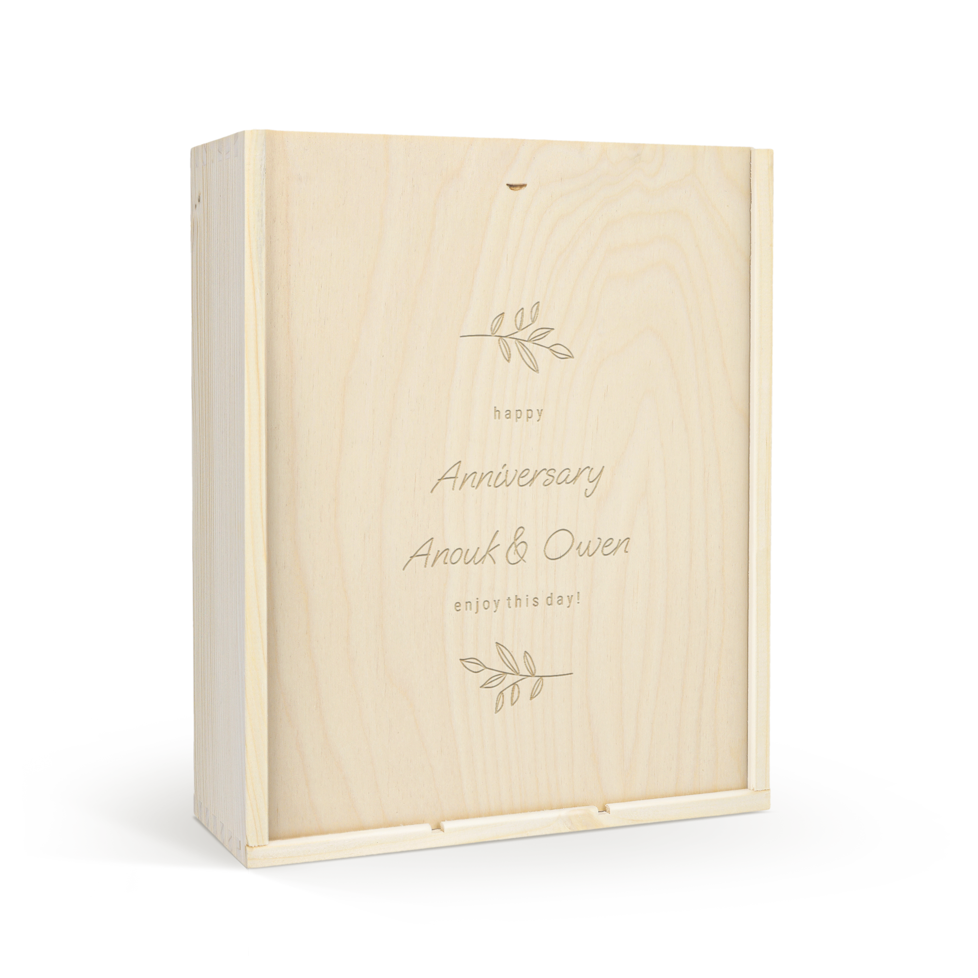 Gegraveerde wijnkist met de tekst "Happy Anniversary Anouk & Owen enjoy this day!" voor een wijnpakket