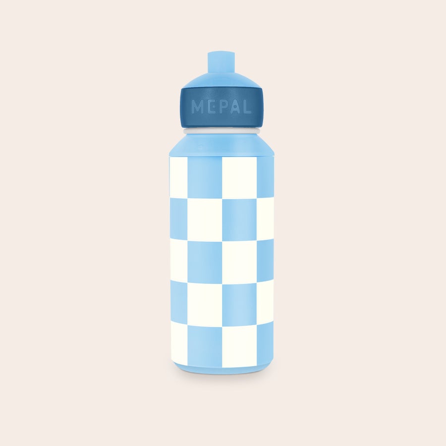 Mepal - gourde pop-up - personnalisée Gourde Mepal personnalisée avec un motif à carreaux bleus et blancs Leur nom sur la bouteille qui les accompagne partout