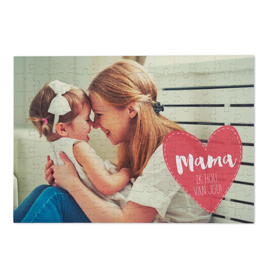 Moederdag puzzel bedrukt met foto van moeder en dochter, en rood hart met de tekst Mama ik hou van jou