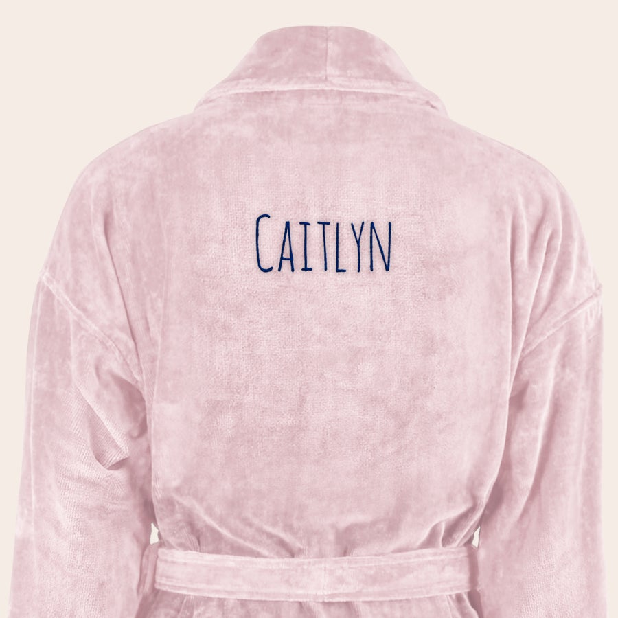 Personalizowany szlafrok damski z imieniem Różowy luksusowy szlafrok z haftem imienia Caitlyn. Kogo zaskoczysz personalizowanym szlafrokiem.