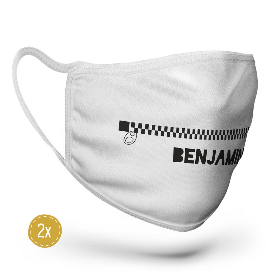 Máscara personalizada branca com fecho de correr e nome Benjamin impresso. Proteja-se e proteja os outros.