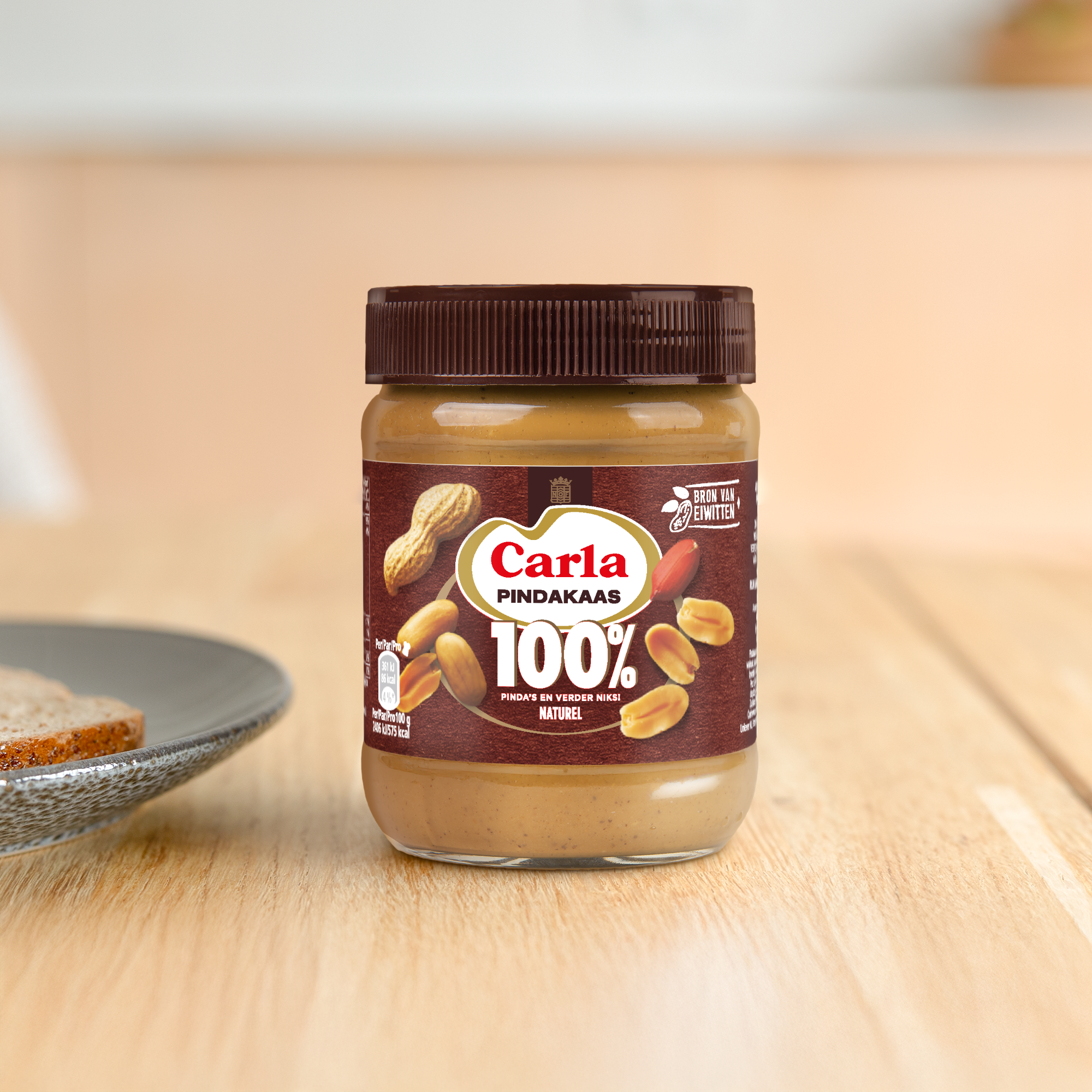 Calvé 100% pindakaas in een pot met de gepersonaliseerde naam Carla op het etiket.