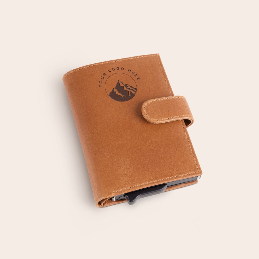Skinntelefonveske Personlig kortholder i brunt skinn med gravert fjellmotiv og teksten "YOUR LOGO HERE".