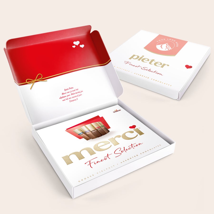 merci doos personaliseren - 250 gram Witte merci doos personaliseren - 250 gram met rode binnenkant, witte hartjes, en gepersonaliseerde tekst voor Pieter.