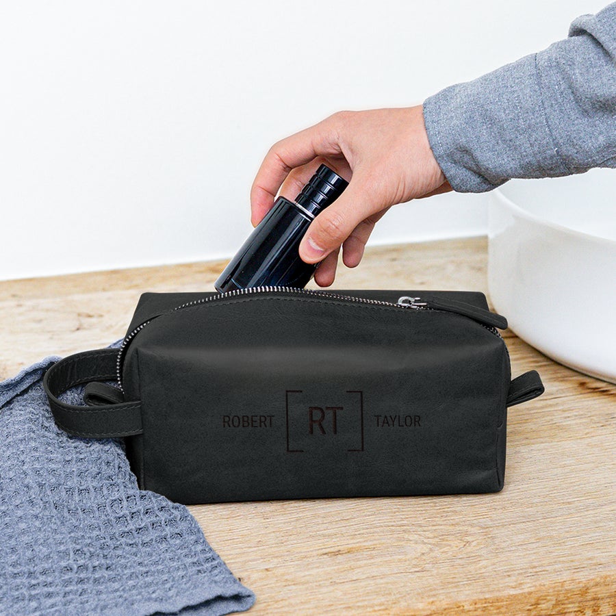 Borsa da toilette in pelle con incisione Borsa da toilette in pelle personalizzata nera con inciso Robert RT Taylor, usata per articoli da toeletta.