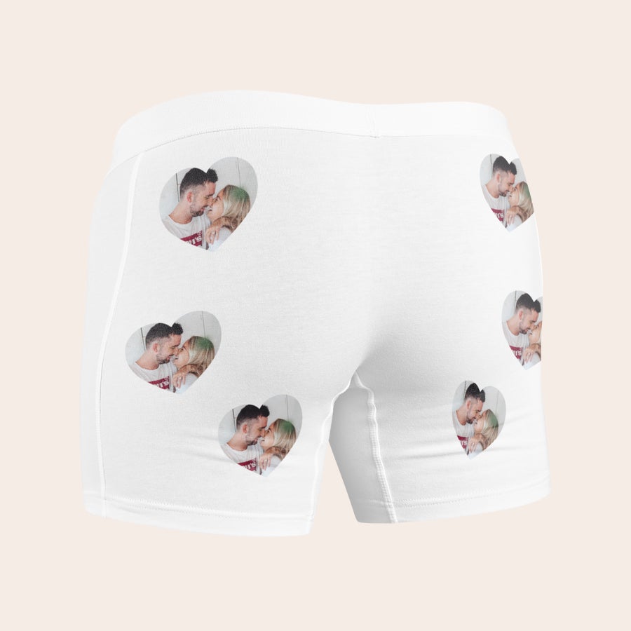 Boxer med bilde Hvit boksershorts trykket med flere hjerteformede bilder av et par.