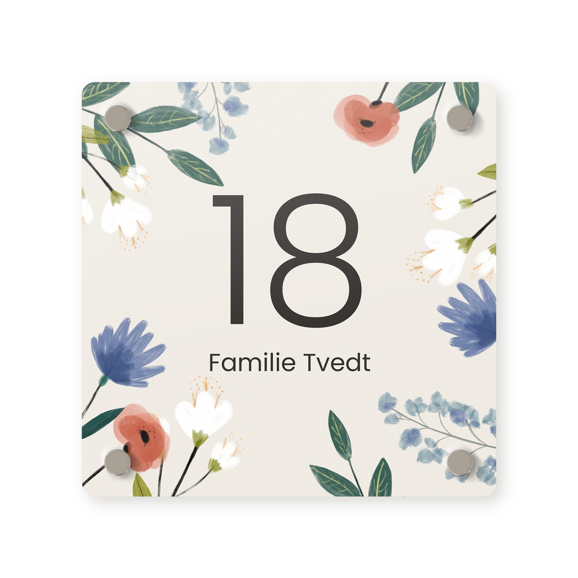 Personlig husskilt med nr 18 og navn Familie Tvedt, trykt med blomstermønster i fullfarge.