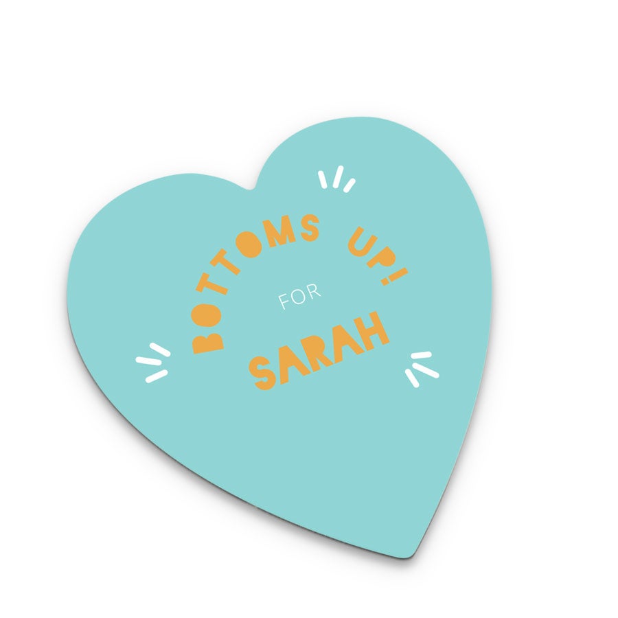 Sottobicchiere personalizzato a cuore blu con scritta arancione "Bottoms Up! for Sarah" stampata per mantenere perfetta qualsiasi superficie
