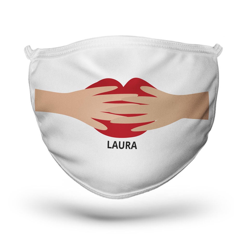 Masca din material textil personalizată, imprimată cu două mâini ce ating buze roșii și numele LAURA.