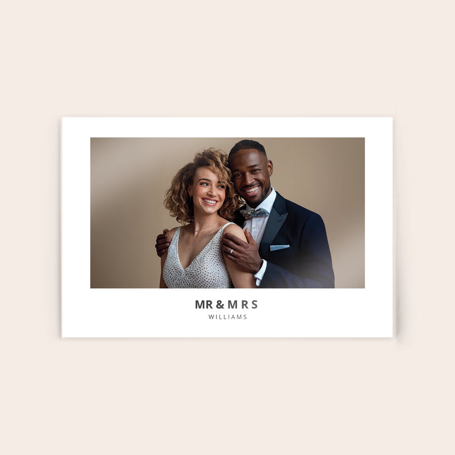 Fotografija na akrilu Akrilna fotografija s potiskano sliko para in napisom Mr & Mrs Williams, ovekovečite svoj nepozaben trenutek.