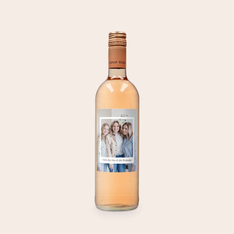 Coffret vin Oude Kaap - Rosé personnalisé Bouteille de Oude Kaap Rosé avec étiquette personnalisée, photo de trois femmes et texte "Club du vin et du fromage"
