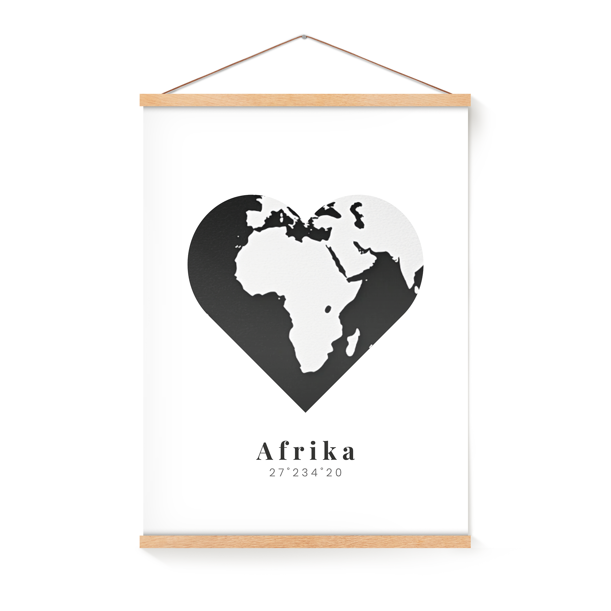 Poster personalizat cu hartă Africa în formă de inimă și text "Afrika 27°234°20", agățat de un umeraș magnetic din lemn.