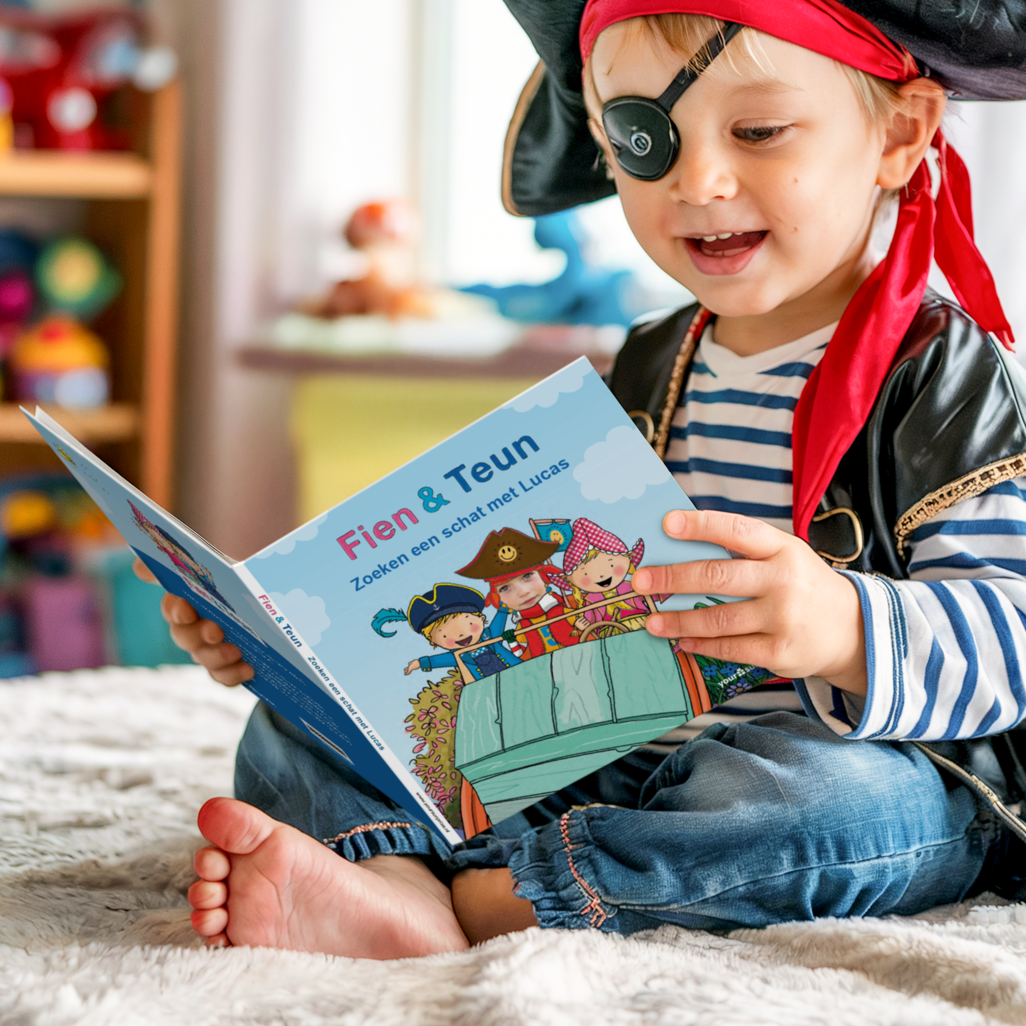 Een kind verkleed als piraat leest het gepersonaliseerde Fien en Teun ga op schattenjacht boek met de naam Lucas en foto op de kaft.