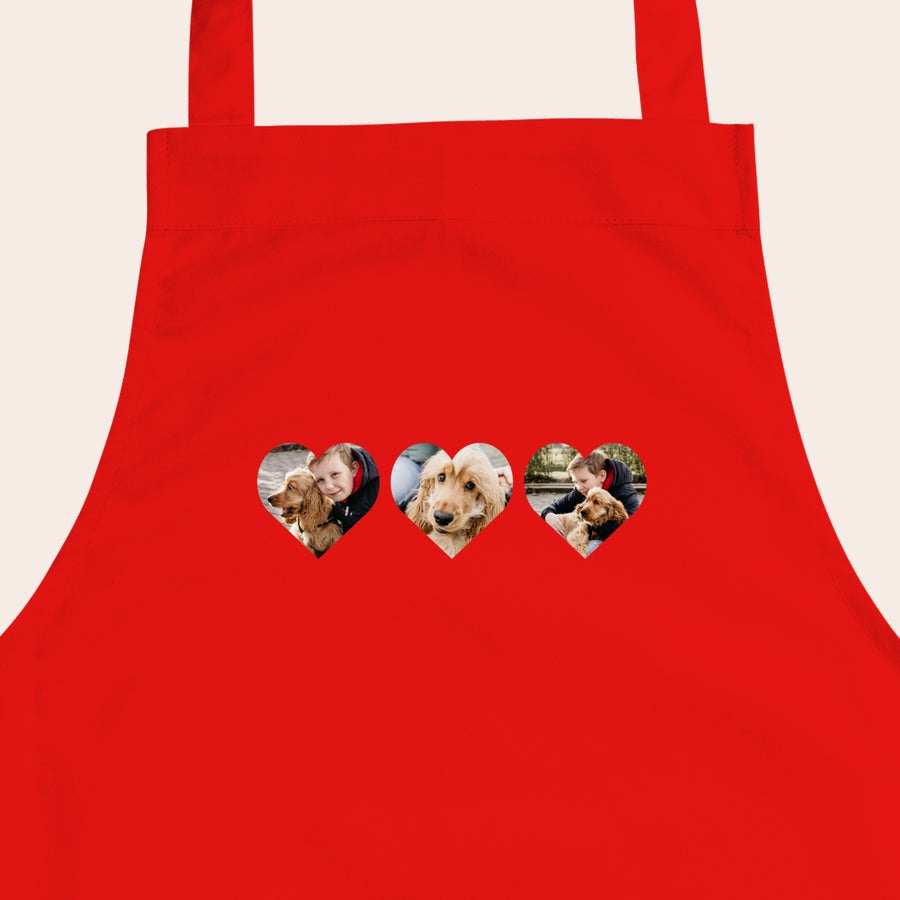 Grembiule per bambini Grembiule per bambini rosso stampato con tre foto personalizzate di bambini e cani in forme a cuore
