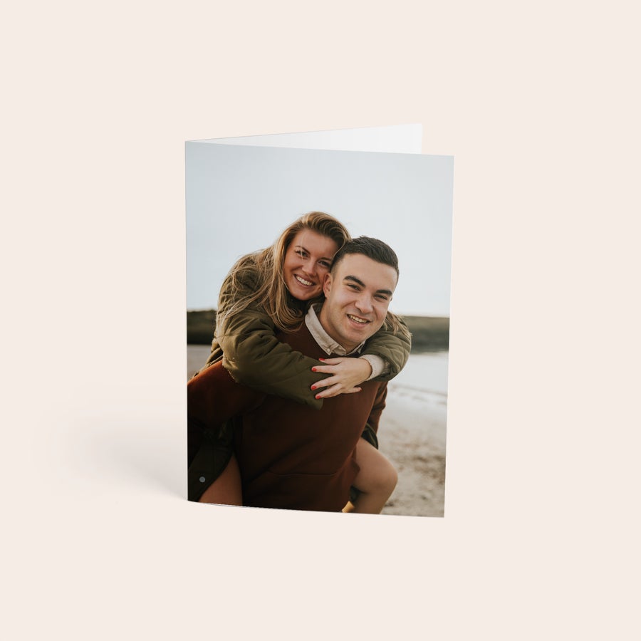 Kytice sušených květin s personalizovanou kartou Osobní přání s fotografií usměvavého páru na pláži. Překvapte své blízké originálním dárkem!