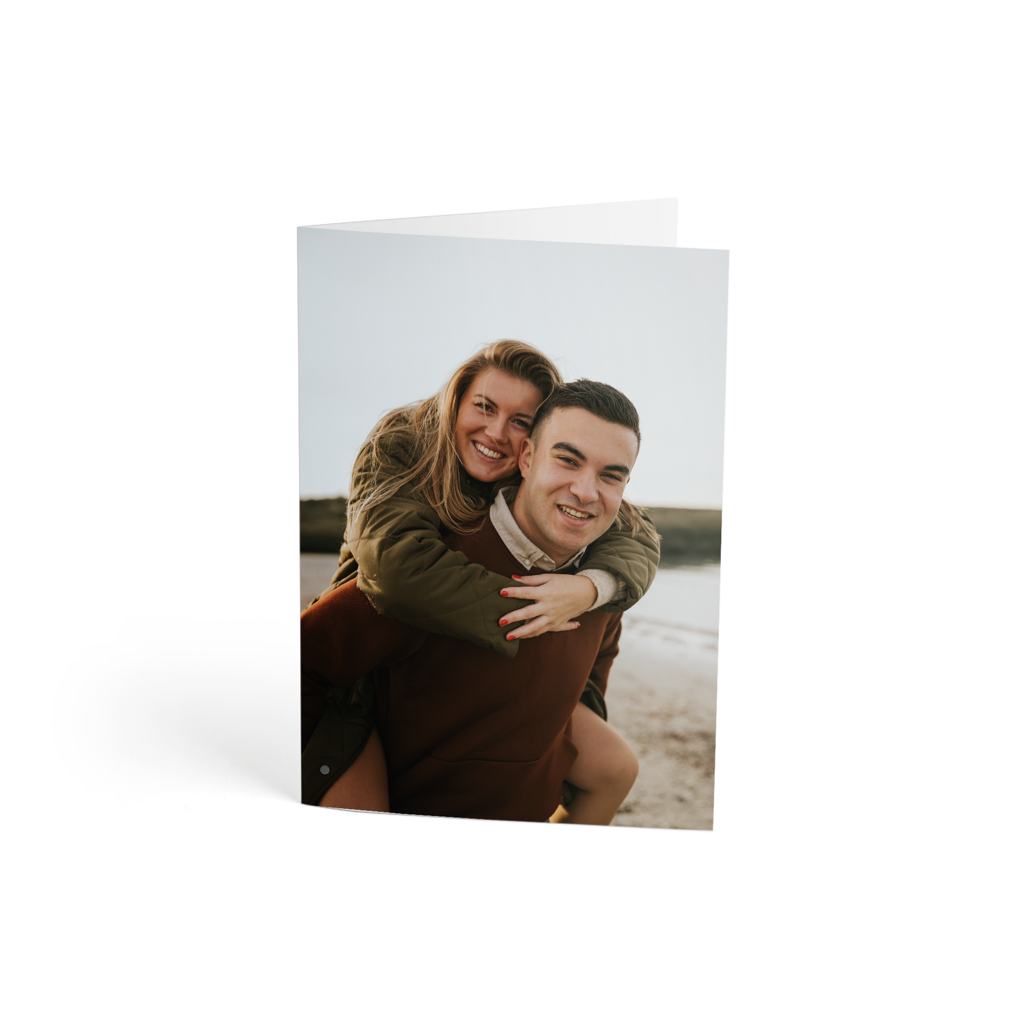 Personalisierte Karte mit Foto eines lächelnden Paares, auf der der Mann die Frau huckepack trägt