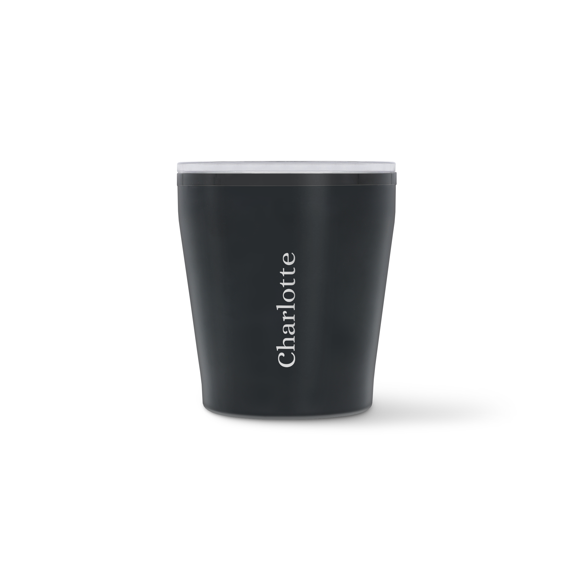 Schwarzer personalisierter Reisebecher mit weißer Gravur des Namens Charlotte, um unterwegs mit Stil zu trinken