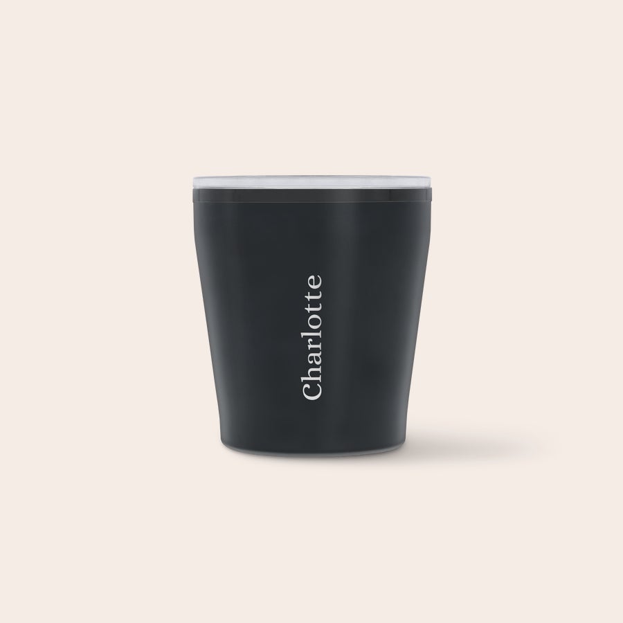 Koffiebeker to go met naam en/of tekst Zwarte gepersonaliseerde koffiebeker to go met de naam Charlotte in verticale witte letters.