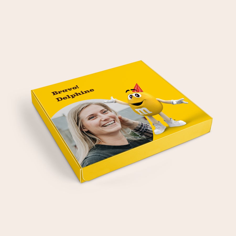 Coffret cadeau M&M's personnalisé Coffret cadeau M&Ms personnalisé jaune avec photo, Bravo Delphine, et un personnage M&Ms imprimés.