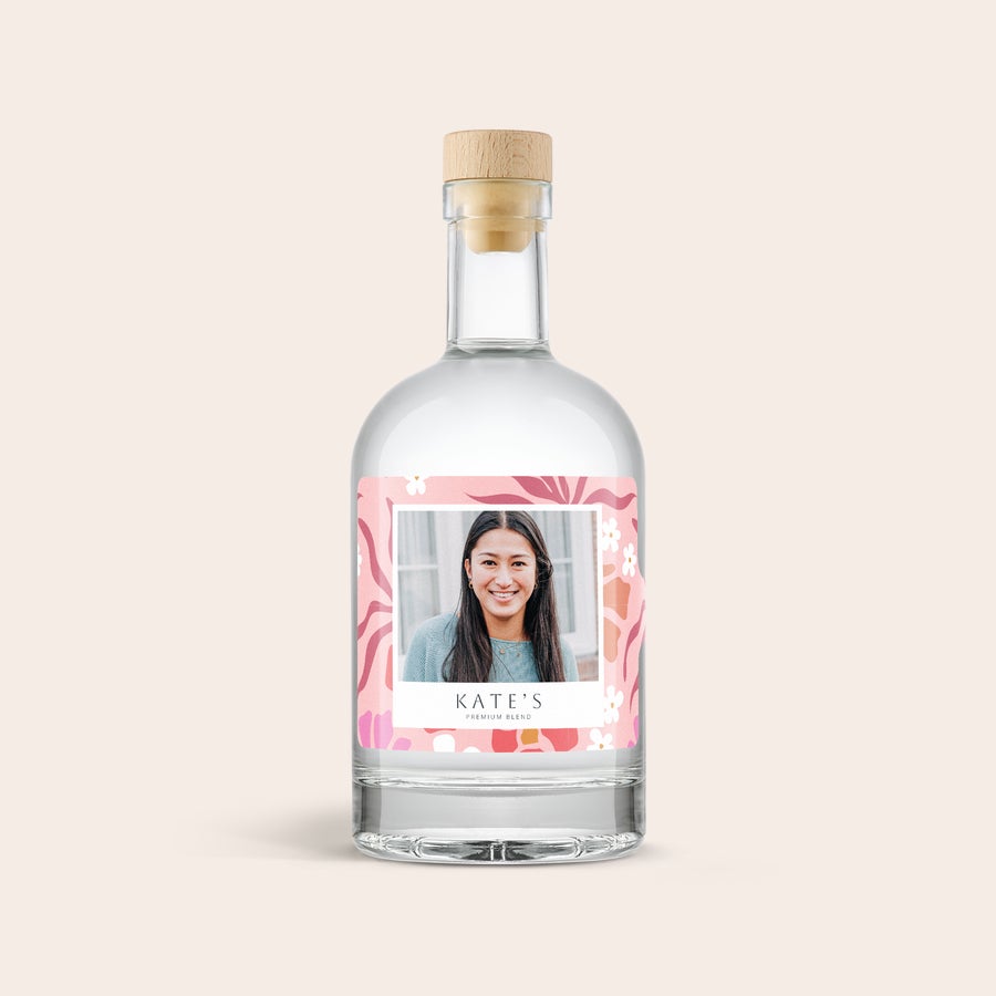 YourSurprise personalizovaný gin Lahodná láhev ginu s personalizovaným štítkem s fotografií usměvavé ženy a textem KATE'S PREMIUM BLEND