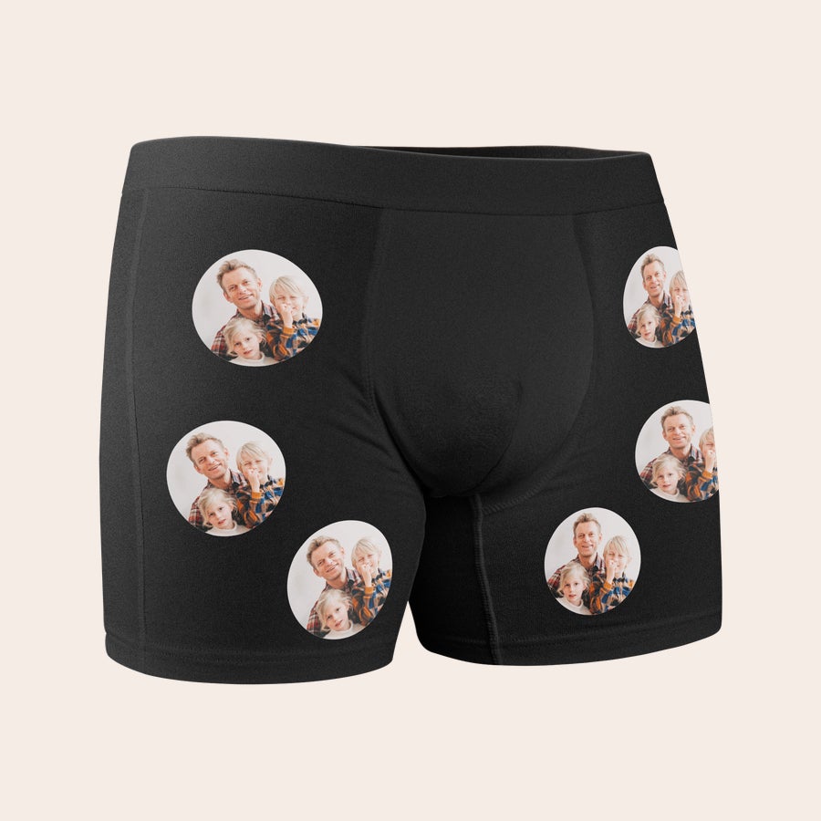 Boxer personalizzati Boxer neri personalizzati con foto multiple stampate di un padre con due figli su entrambi i lati