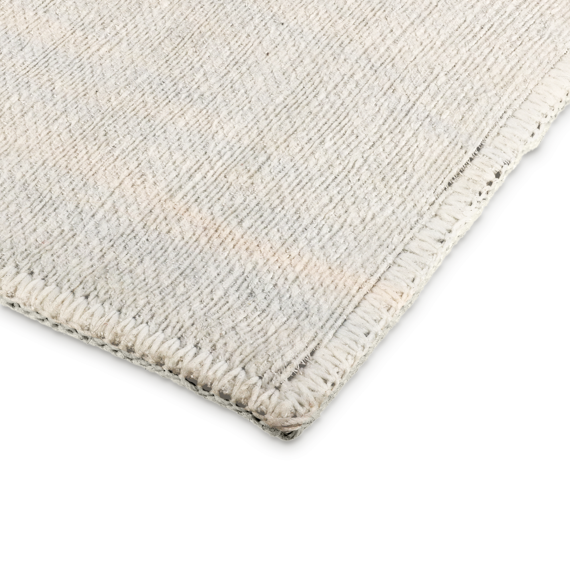 En hörnvisning av en personlig matta i ljusa nyanser med tjock, mjuk textur, perfekt för mysiga golvdetaljer.