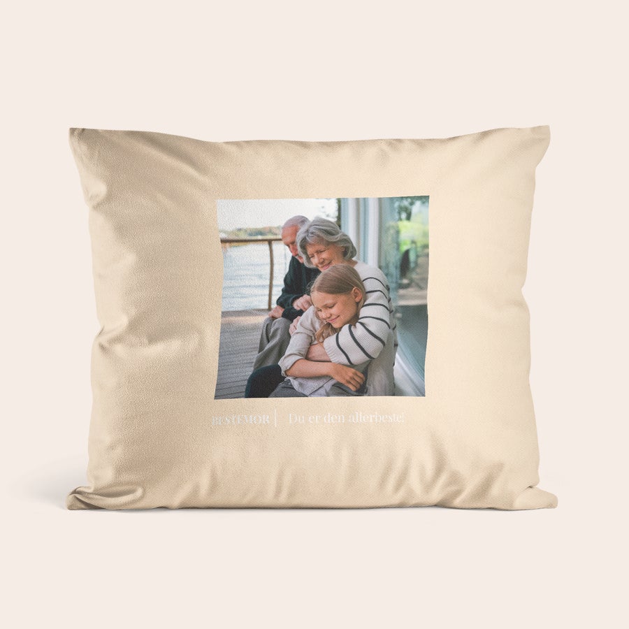 puter En personlig pute med trykt familiebilde og teksten BESTEMOR Du er den allerbeste! for å forvandle enhver plass.