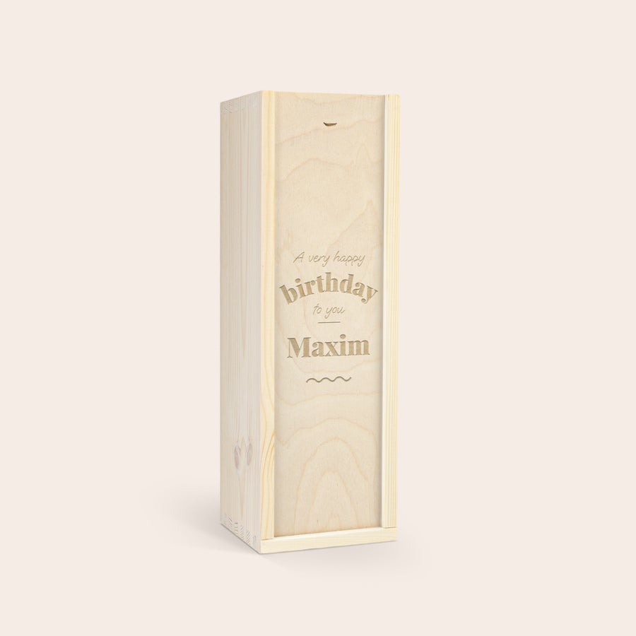 Personliga Vinlåda Vinlåda i ljust trä med texten A very happy birthday to you Maxim graverad på locket. Ge bort en flaska i en låda med graverat lock.