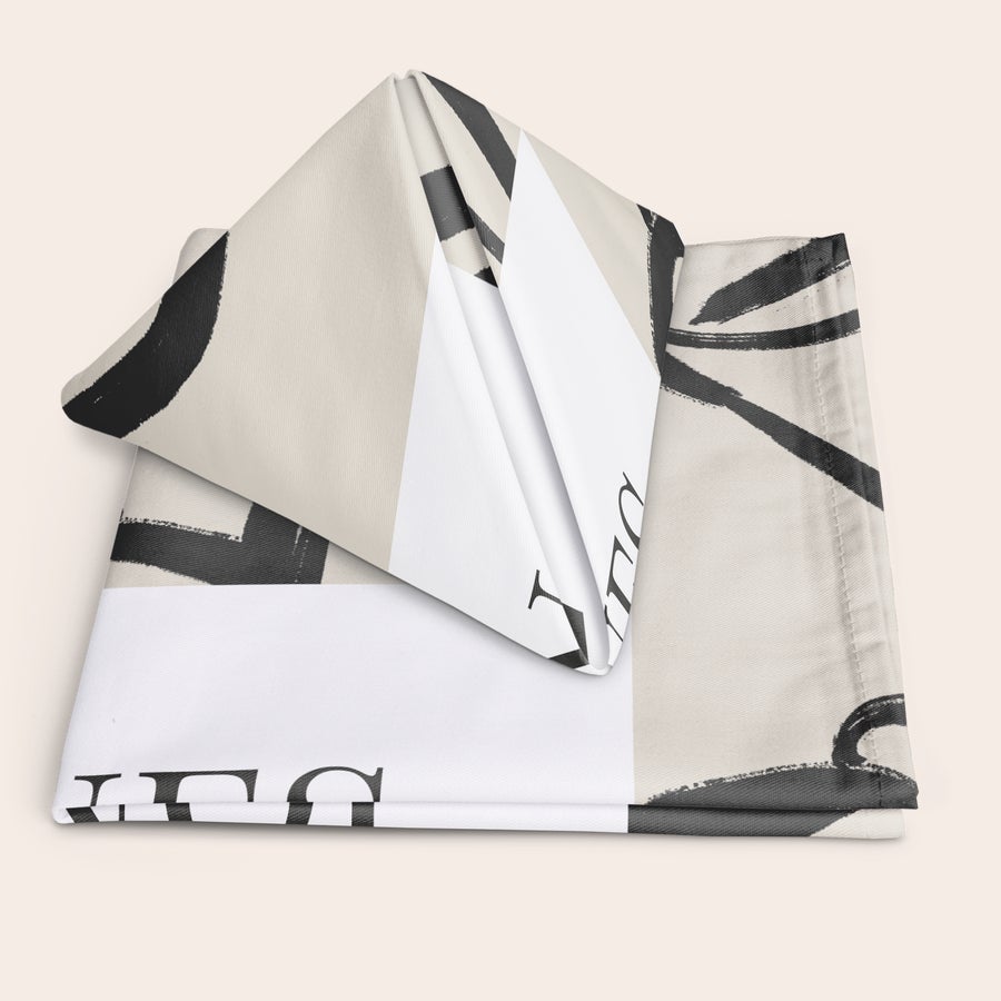 Șervețele personalizate Șervețele personalizate din bumbac alb și crem, cu text negru imprimat și design artistic.