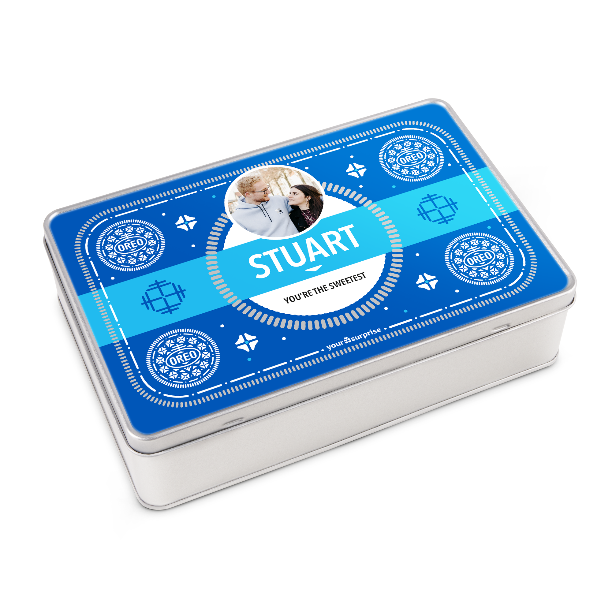Scatola di Oreo al cioccolato personalizzata con una foto di coppia e il nome "Stuart" stampati. Regalo in stile Oreo con delizioso cioccolato.