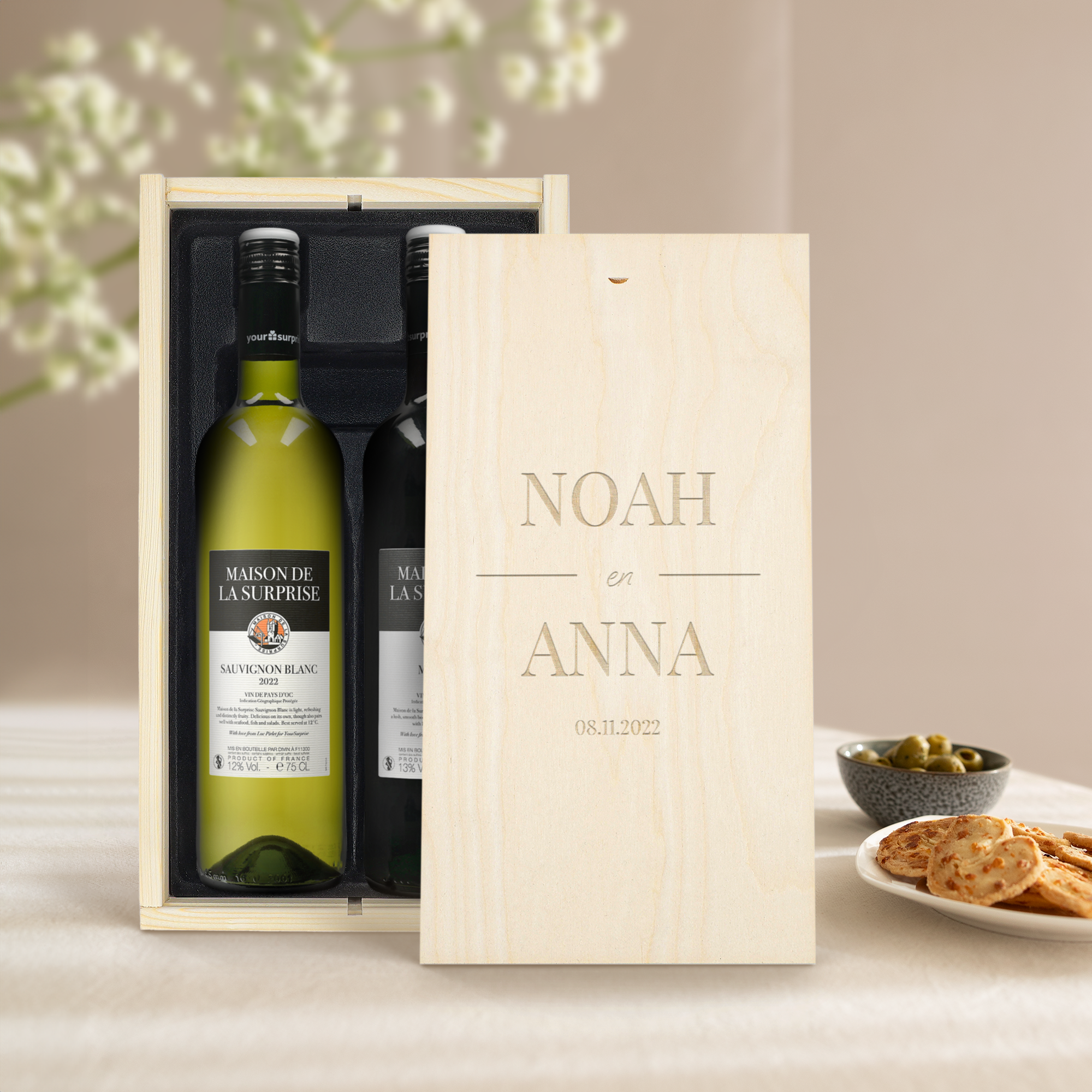 Wein Geschenkset Maison de la Surprise mit einer personalisierten Weinkiste, graviert mit den Namen Noah und Anna und dem Datum 08.11.2022