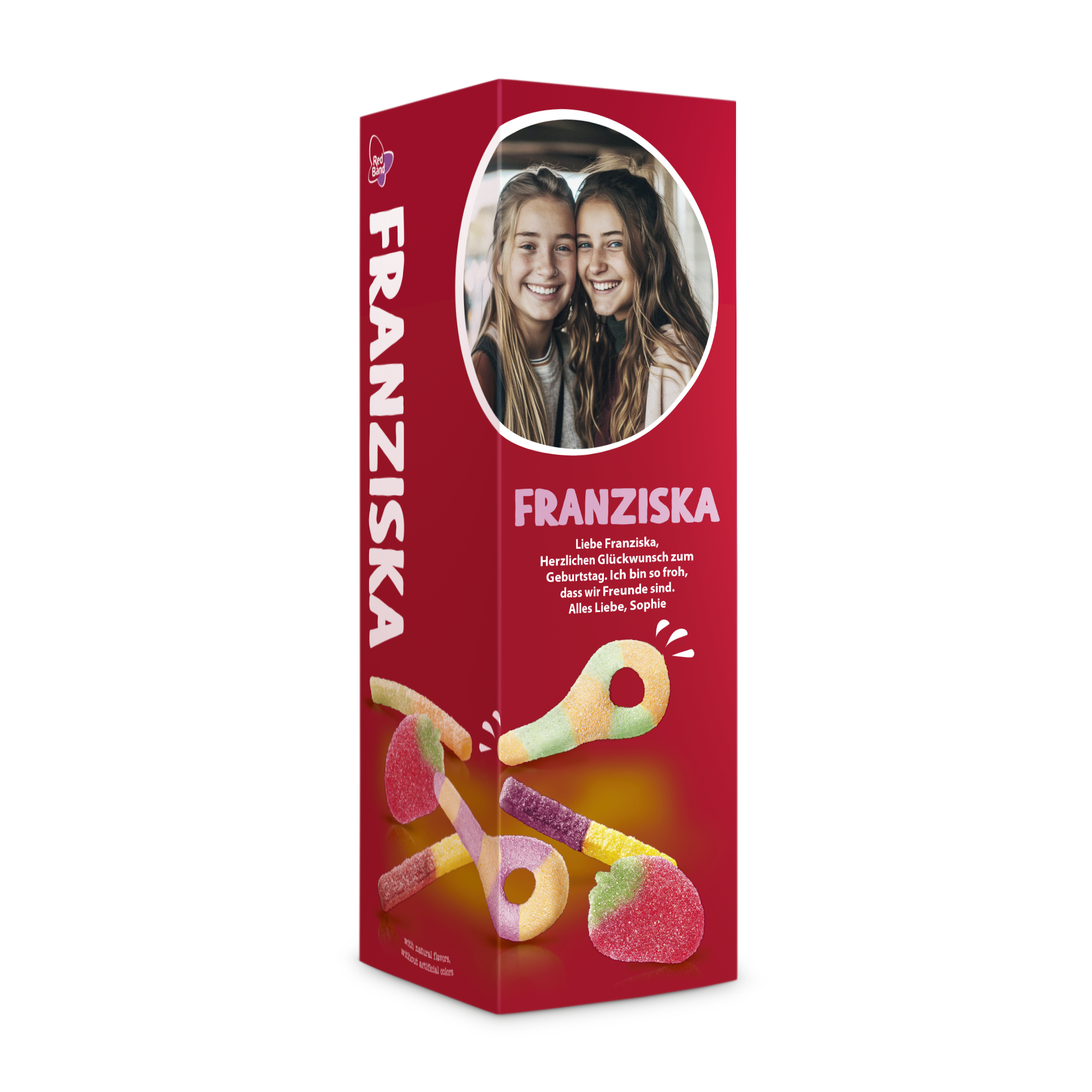 Personalisierte Geschenkbox "Red Band magischer Partymix" mit Foto von zwei Freundinnen, Name Franziska und Grußtext von Sophie, sowie bunten Süßigkeiten.