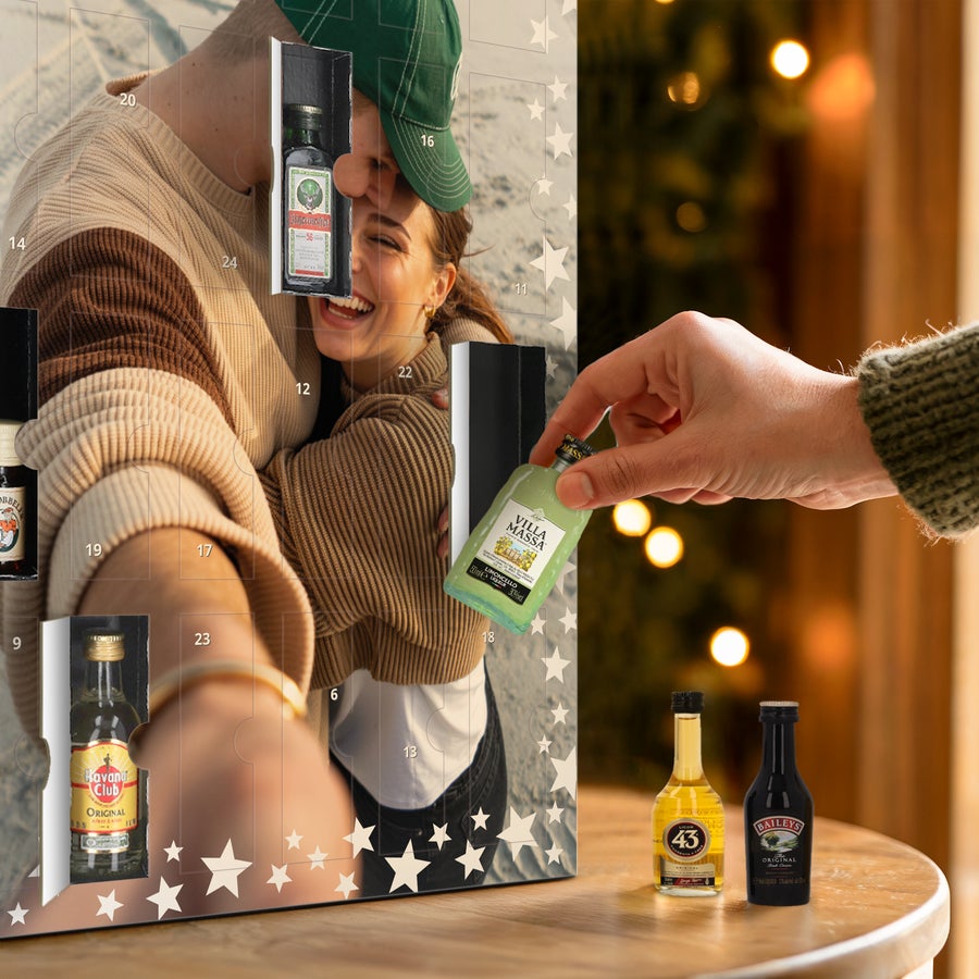 Aftel proeverij sterke drank - 24 flesjes Gepersonaliseerde adventskalender drank - 24 flesjes drank met foto opdruk en 24 vakjes.