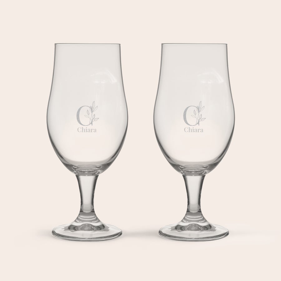 Spezial Bier Glas mit Gravur Zwei personalisierte Biergläser mit Namen "Chiara" und einem "C" mit Blättergravur.