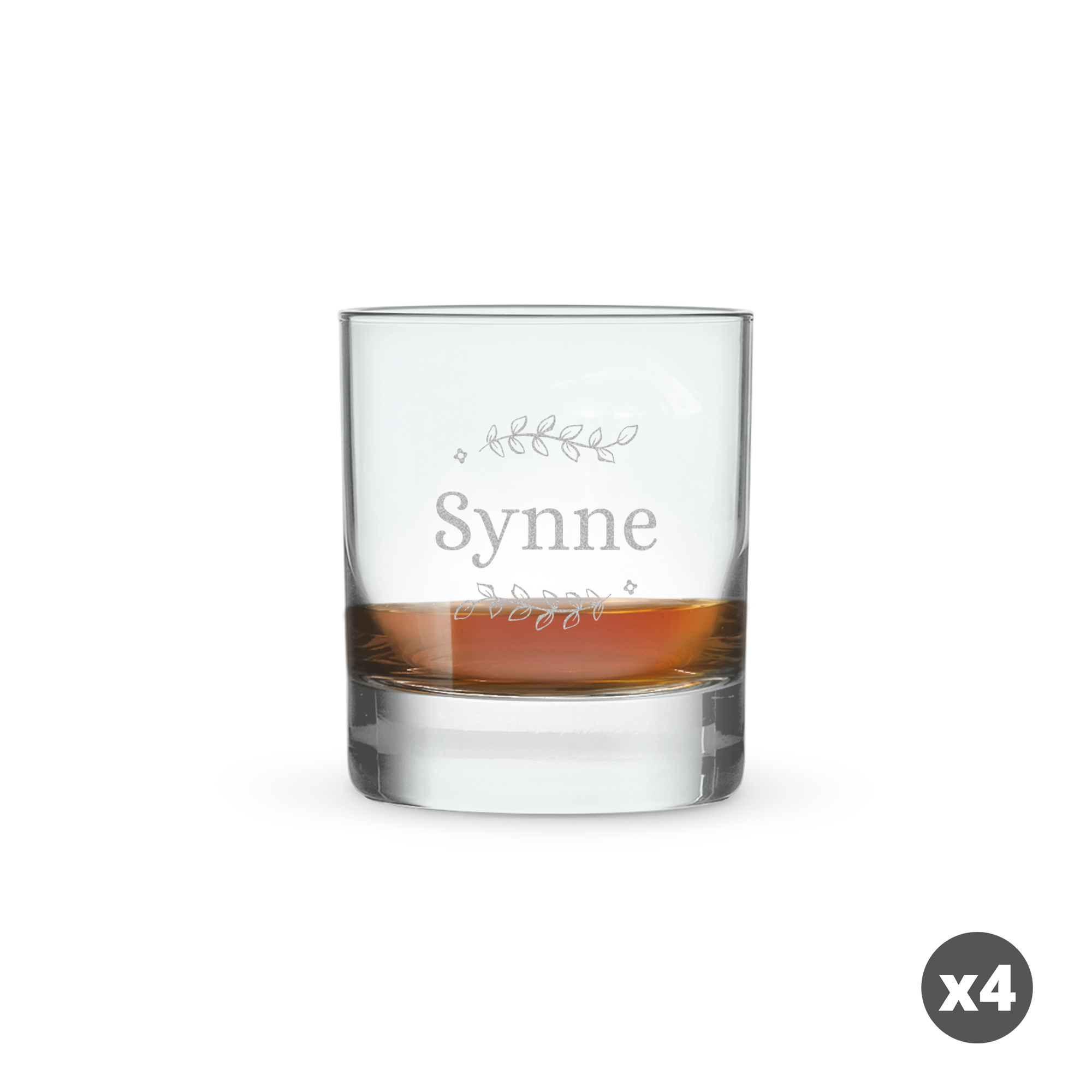 Brennevinsglass gravert med navnet "Synne" og et bladmotiv, med whisky og isbit inni.