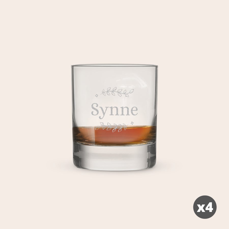 Whiskyglass Ett gravert whiskyglass med navnet Synne, dekorert med bladmotiv, og et "x4"-merke nederst.
