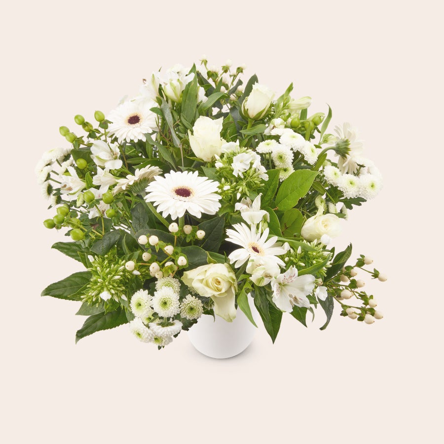 Witte boeket Boeket witte bloemen met rozen, gerbera's en alstroemeria's in vaas, inclusief gratis cadeaukaartje