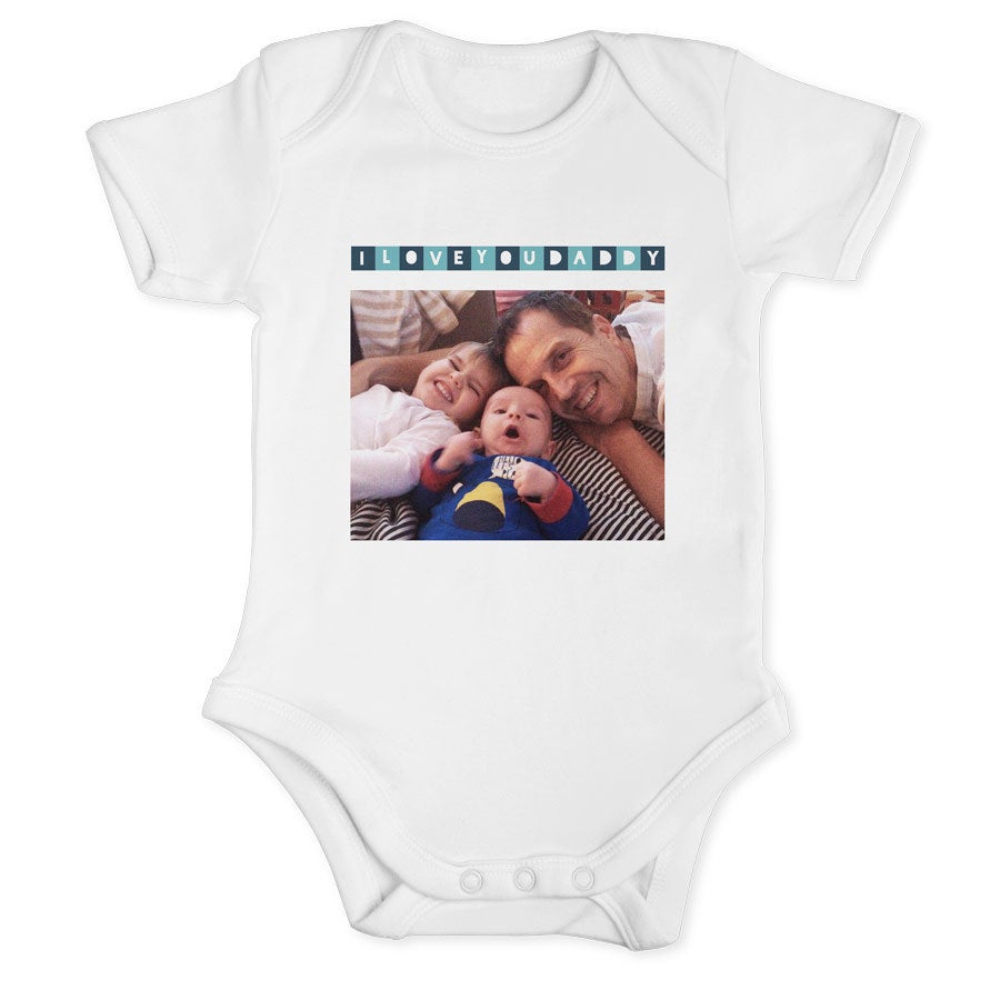 Hvit personlig babybody med et trykt bilde av en familie og teksten I LOVE YOU DADDY, feire pappas første farsdag med et personlig tema med et trykt navn