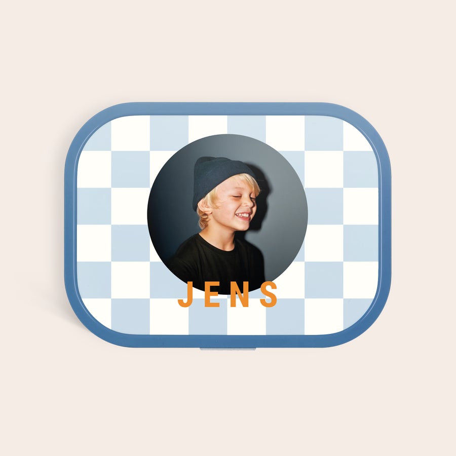 Mepal madkasse - personlig Blå og hvid ternet Mepal madkasse med trykt foto af smilende dreng og navnet Jens. Deres navn gør frokostpausen til noget særligt