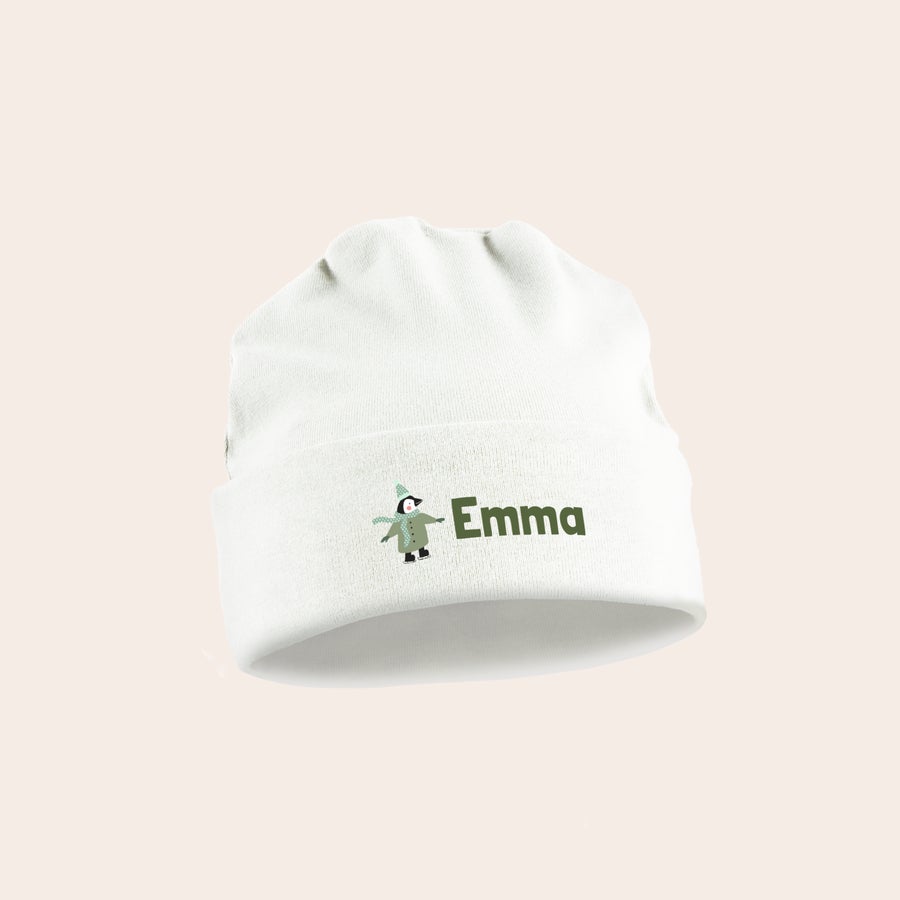 Gorro de bebê personalizado - Primeiro Natal - Branco Gorro de bebê branco personalizado com o nome Emma e um pinguim. Faça seu primeiro Natal especial com este gorro.