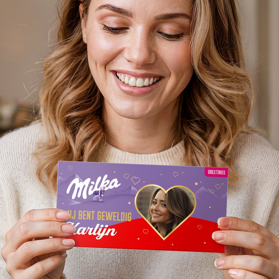 Milka chocolade wenskaart Gepersonaliseerde Milka reep - Hazelnoot met eigen foto en tekst bedrukt, vastgehouden door een lachende vrouw.