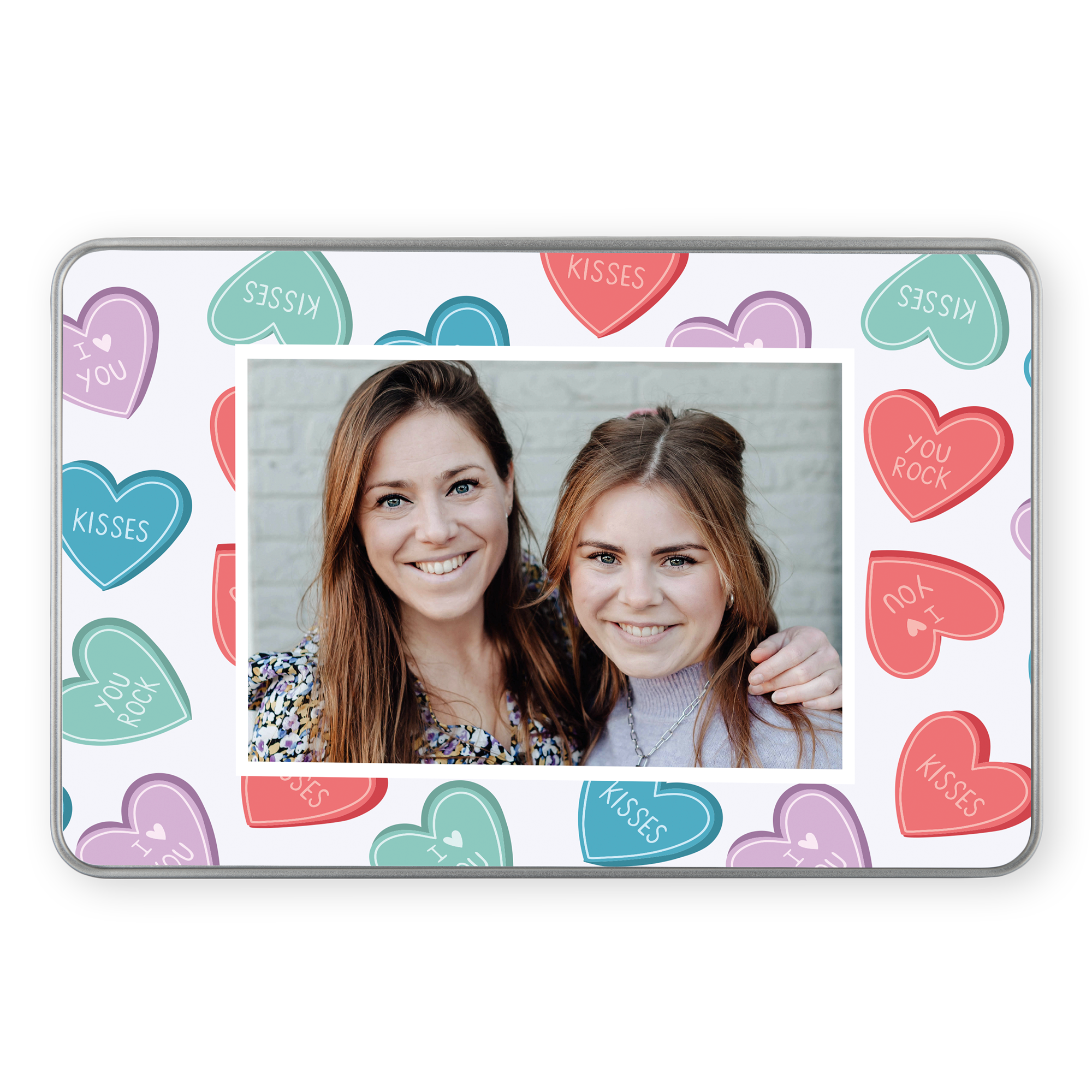 Lata de presente personalizada com foto de duas mulheres sorrindo e detalhes de corações "I YOU" e "KISSES" impressos, recheada com Côte d'Or Mini Bouchée para surpreender quem você ama