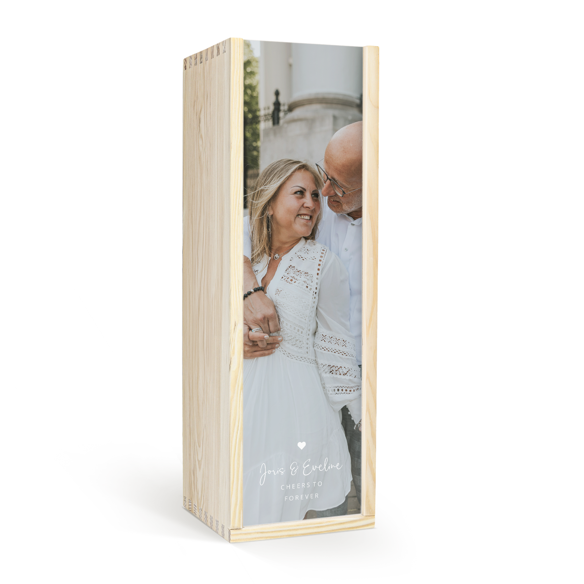 Bedrukte houten kist met foto van een stel en tekst "Joris & Eveline Cheers to Forever", voor een fles gin